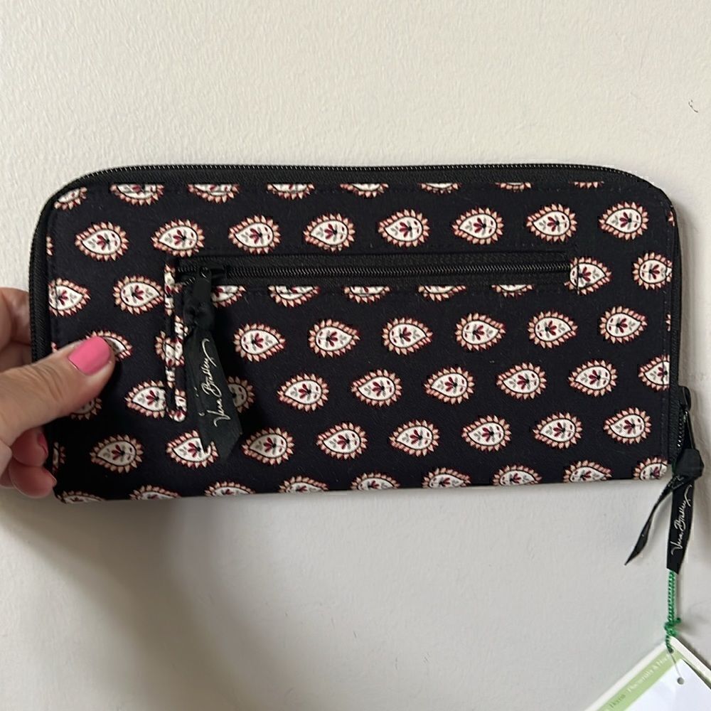 Vera Bradley Classic Black Travel Wallet NWT - Picture 2 of 5